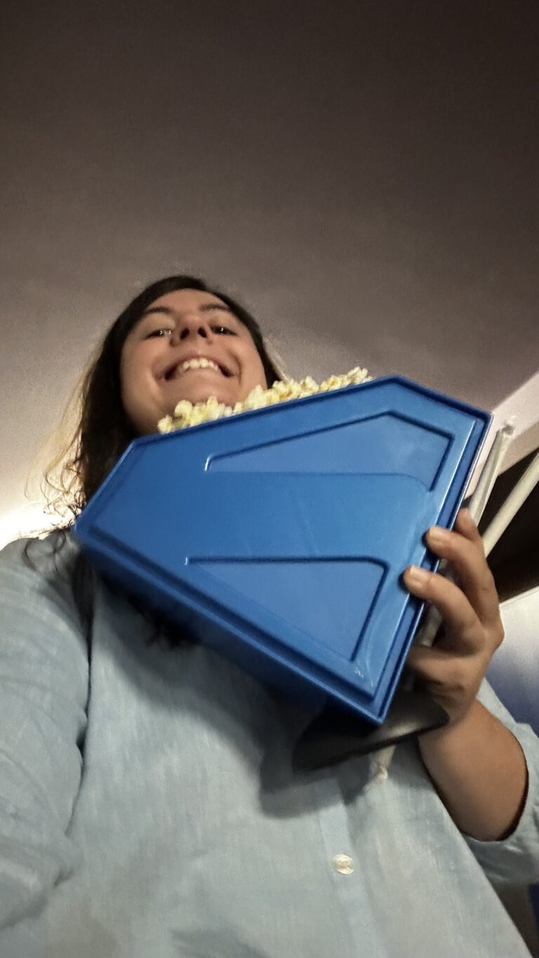 Chiara che è molto felice con un bucket di pop corn di Superman