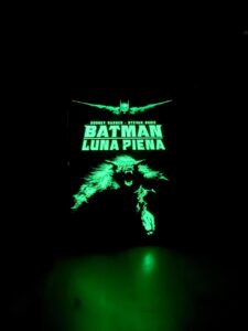 Copertina del libro Batman: Luna Piena con il Cavaliere Oscuro sulla città